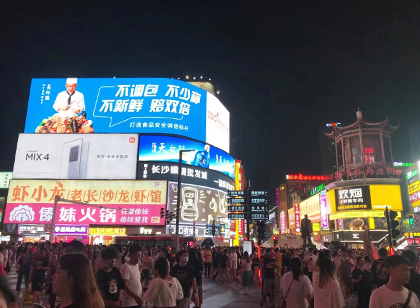 人流聚集的商業(yè)街，如何通過標識導(dǎo)視系統(tǒng)設(shè)計實現(xiàn)有序指引？